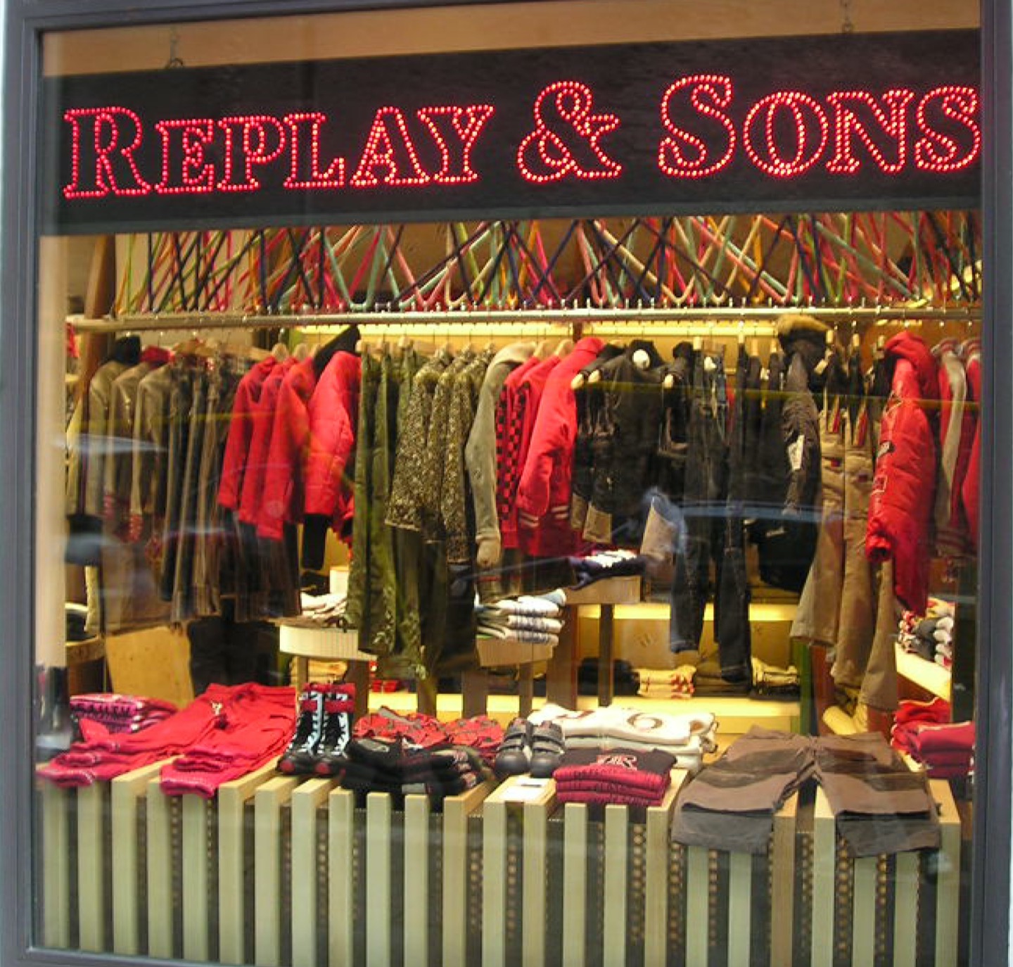 Studio Leone - Replay & Sons - Stores